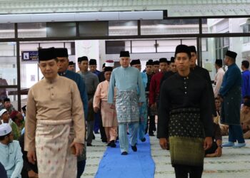 SULTAN Nazrin Muizzuddin Shah berangkat menunaikan solat sunat Aidiladha di Masjid Sultan Idris Shah II di Ipoh hari ini.