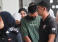 KEDUA-DUA tertuduh yang memakai pelitup muka hadir untuk prosiding perbicaraan di Mahkamah Kota Bharu, Kelantan. - UTUSAN/KAMARUL BISMI KAMARUZAMAN