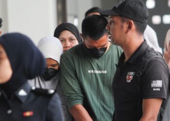 KEDUA-DUA tertuduh yang memakai pelitup muka hadir untuk prosiding perbicaraan di Mahkamah Kota Bharu, Kelantan. - UTUSAN/KAMARUL BISMI KAMARUZAMAN