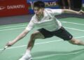 Leong Jun Hao menguji gelanggang di Unifi Arena Bukit Jalil, semalam. - UTUSAN/MUHAMAD IQBAL ROSLI