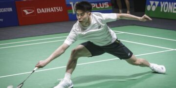 Leong Jun Hao menguji gelanggang di Unifi Arena Bukit Jalil, semalam. - UTUSAN/MUHAMAD IQBAL ROSLI