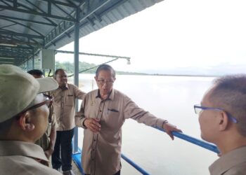 MOHAMMAD Nizar Jamaluddin meninjau  kapasiti air di Empangan Tasik Bukit Merah di Bagan Serai, Perak hari ini. - UTUSAN/FADZIL ZAINOL