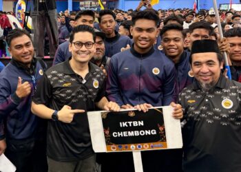 MOHAMMED Taufiq Johari (tengah) bergambar bersama peserta selepas merasmikan Majlis Perasmian Penutup dan Penyampaian Hadiah Kejohanan Sukan ILKBS Ke-38 di IKTBN Chembong, Rembau, hari ini. - UTUSAN/NOR SHAFIQAH MOHD. GHAZALI