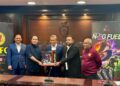 AMINUDDIN Harun (tengah) menyaksikan penyerahan tajaan NE-G oleh Amir Shah Daud (dua dari kiri) kepada Faliq Firdaus (dua dari kanan) di Seremban, hari ini. (UTUSAN/NOR SHAFIQAH MOHD GHAZALI)