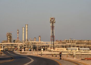 GAMBAR fail loji pemprosesan minyak Abqaiq milik Saudi Aramco. - AFP