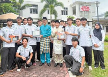 Majlis penyerahan 10 unit solar daripada jawatankuasa Kelab Mesra Alam Sesi 2 2025/2026 kepada Ibrahim Burhan (baju biru) diiringi Timbalan Pengarah PSB, Roswady Abdul Wahab.