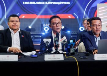ZULFIKRI Osman (tengah) pada sidang akhbar MARA di Pusat Dagangan Dunia, di sini, semalam. - UTUSAN/SHIDDIEQIIN ZON