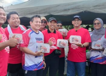 AHMAD Faizal Azumu (tiga dari kanan) pada Program Korban Perdana dan Kenduri Rakyat Bersatu Perak di Taiping hari ini. - UTUSAN/WAT KAMAL ABAS