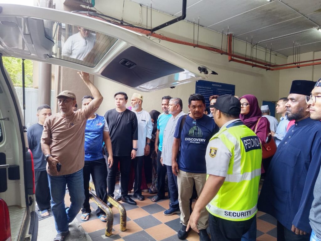 Kereta dinaiki tiga pelajar IPT hilang kawalan sebelum rempuh belakang treler