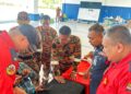 SABARODZI Nor Ahmad  (dua dari kanan) menyertai taklimat perancangan tindakan operasi bersama kapten pesawat untuk atur gerak pasukan penyelamat pendaki wanita yang dilaporkan hilang di Gunung Batu Putih, Tapah hari ini.