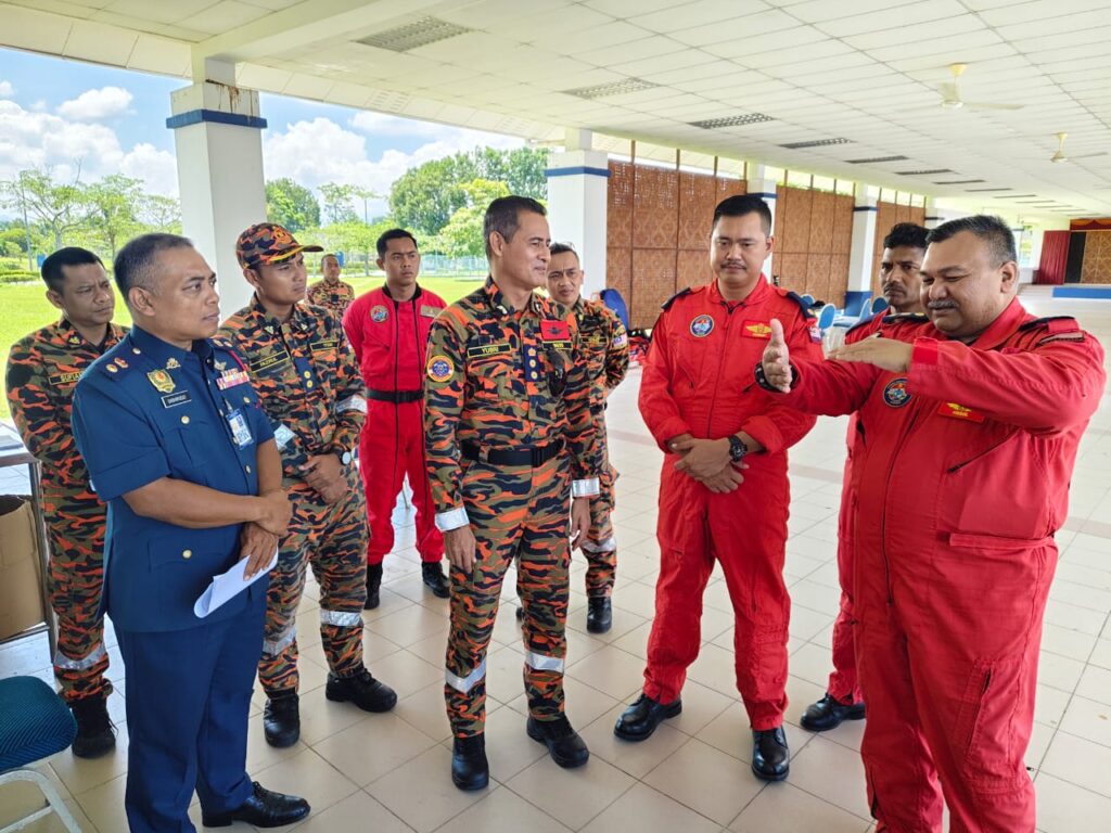 Botol air, bungkusan suplemen dan gula-gula milik Jaslinda dijumpai