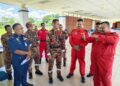 AHMAD Fissol Ismail (kanan) memberi taklimat kepada Yusri Mohd. Yusoff @ Hashim (tengah) di Pos Kawalan Hadapan di Kem Batalion 3 Pasukan Gerakan Am (PGA) Bidor, di sini hari ini.