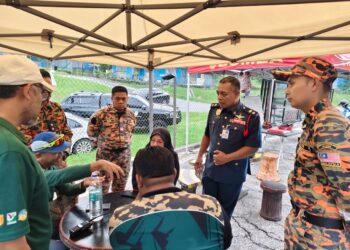 PENOLONG Pengarah Bahagian Operasi Jabatan Bomba dan Penyelamat Malaysia (JBPM) Perak, Sabarodzi Nor Ahmad (tengah) berbincang bersama pihak Jabatan Perhutanan dalam operasi mencari dan menyelamat pendaki wanita yang hilang di Gunung Batu Putih, Tapah hari ini.
