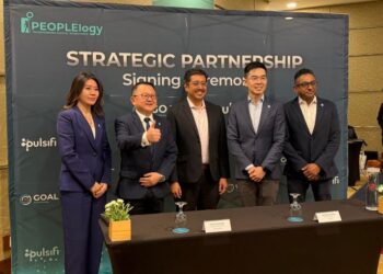 SHAMSUL Majid (tengah) hadir menyaksikan majlis menandatangani jalinan kerjasama strategik antara Peoplelogy dan Pulsifi di St Giles Boulevard.