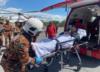 ANGGOTA bomba membawa keluar pendaki yang sesak nafas ketika ekspedisi pendakian Trans Spencer Chapman di Gunung Batu Putih di Tapah hari ini.