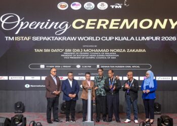 TAN Sri Mohamad Norza Zakaria (tiga kiri) bersama Datul Sumali Reduan (dua kiri) dan Datuk Abdul Halim Kader (empat kanan) ketika melancarkan gimik pada majlis pembukaan Piala Dunia Sepak Takraw ISTAF 2026 di Pusat Dagangan Dunia Kuala Lumpur di sini, hari ini. - UTUSAN/SYAKIR RADIN
