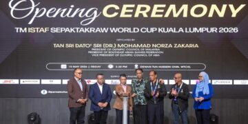 TAN Sri Mohamad Norza Zakaria (tiga kiri) bersama Datul Sumali Reduan (dua kiri) dan Datuk Abdul Halim Kader (empat kanan) ketika melancarkan gimik pada majlis pembukaan Piala Dunia Sepak Takraw ISTAF 2026 di Pusat Dagangan Dunia Kuala Lumpur di sini, hari ini. - UTUSAN/SYAKIR RADIN