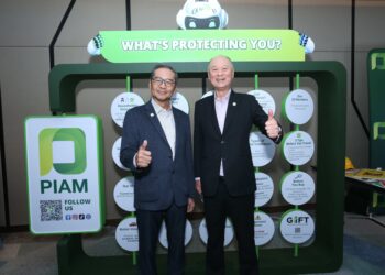 PENGERUSI PIAM, Ng Kok Kheng dan Chua Kim Soon bergambar selepas sesi Taklimat General Insurance Association of Malaysia (PIAM) Prestasi Insurans Am dan Kemaskini Utama Industri di Holiday Inn Bangsar semalam.