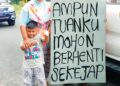 TANGKAP layar video memaparkan Muhammad Ramadhan Abd. Hamid bersama isteri dan anaknya menahan kenderaan dinaiki Al-Sultan Abdullah Ri’ayatuddin Al-Mustafa Billah Shah di Kampung Kuala Sat, Ulu Tembeling, Jerantut, Pahang. - GAMBAR MEDIA SOSIAL