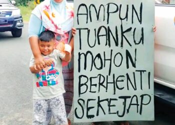 TANGKAP layar video memaparkan Muhammad Ramadhan Abd. Hamid bersama isteri dan anaknya menahan kenderaan dinaiki Al-Sultan Abdullah Ri’ayatuddin Al-Mustafa Billah Shah di Kampung Kuala Sat, Ulu Tembeling, Jerantut, Pahang. - GAMBAR MEDIA SOSIAL