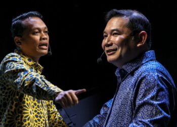 Mohd. Rafizi Ramli (kanan) dan Nik Nazmi Nik Ahmad mendakwa tidak terikat dengan bon RM10 juta yang dikaitkan dengan PKR susulan keputusan mereka meninggalkan parti itu.