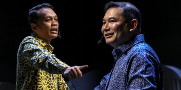 Mohd. Rafizi Ramli (kanan) dan Nik Nazmi Nik Ahmad mendakwa tidak terikat dengan bon RM10 juta yang dikaitkan dengan PKR susulan keputusan mereka meninggalkan parti itu.