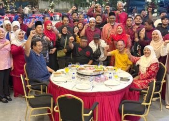 AB. Rauf Yusoh bersama bekas ahli parti UMNO yang kembali menyertai parti itu pada Majlis Makan Malam Sireh Pulang ke Gagang di Villa D’Acqua, Kampung Pulau, Masjid Tanah malam ini.