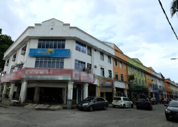 RUMAH kedai di Pokok Mangga, Melaka Tengah, Melaka yang merupakan lokasi penemuan satu mayat dalam keadaan sudah hancur yang dipercayai dibunuh.