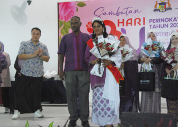 A. PARVATHY ditemani suami selepas diumumkan memenangi anugerah Ibu Inspirasi sempena sambutan Hari Ibu Peringkat Negeri Melaka di Dewan Komuniti Bukit Beruang, Melaka, hari ini. - UTUSAN/AMRAN MULUP