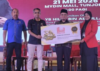 Pengerusi Jawatankuasa Kerajaan Tempatan, Perumahan, Kesihatan dan Alam Sekitar Kelantan, Hilmi Abdullah (dua dari kanan) bersama Muhsin Abdul. Ghani (dua dari kiri) menunjukkan replika cek sumbangan kepada  Persatuan Kontraktor Perumahan Malaysia (PKPM Kelantan) pada Majlis Perasmian Ekspo Bina Rumah 2026 di Tunjong, Kota Bharu, Kelantan. - UTUSAN/MUSTAQIM MOHAMED