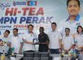 HAIRUL Amir Sabri (tiga dari kiri) menyampaikan cenderamata kepada pengamal media pada Majlis Hi-Tea Majlis Pimpinan Negeri PKR bersama pengamal media di Ipoh, Perak semalam.