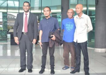 MOHD. Syafeeq Mohd. Shukri (dua dari kiri) dilepas dan dibebaskan daripada pertuduhan mengemukakan tuntutan palsu di Kompleks Mahkamah Kangar, Perlis semalam. – UTUSAN/ASYRAF MUHAMMAD