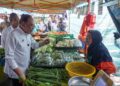 ANWAR Ibrahim bertemu peniaga kecil pada Majlis Pelancaran Skim Khas Usahawan Tani Agrobank X FAMA di Pasar Tani Taman Melawati, Kuala Lumpur semalam. – mingguan/ISKANDAR ISHAK