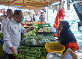 ANWAR Ibrahim bertemu peniaga kecil pada Majlis Pelancaran Skim Khas Usahawan Tani Agrobank X FAMA di Pasar Tani Taman Melawati, Kuala Lumpur semalam. – mingguan/ISKANDAR ISHAK
