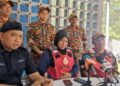 MOHD. Fadzil Ismail (depan, kiri) pada sidang akhbar di Pusat Kawalan Bomba, Surau At-Taqwa Stesen Janakuasa Sultan Idris II Woh, Tapah hari ini.