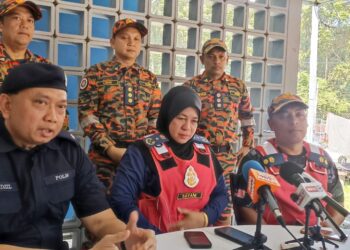 MOHD. Fadzil Ismail (depan, kiri) pada sidang akhbar di Pusat Kawalan Bomba, Surau At-Taqwa Stesen Janakuasa Sultan Idris II Woh, Tapah hari ini.