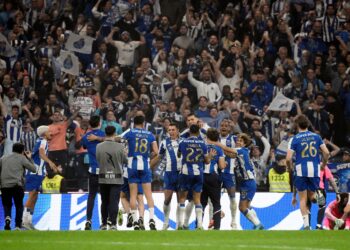 PEMAIN Porto meraikkan kejayaan mereka menjuarai Liga Portugal musim ini. - AFP