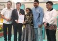 CHOW Kon Yeow (dua dari kiri) ketika menyampaikan sijil penghargaan kepada para peserta yang menjayakan muzik video 'Oh Malaysiaku' di George Town, Pulau Pinang, hari ini. - UTUSAN/SAFINA RAMLI