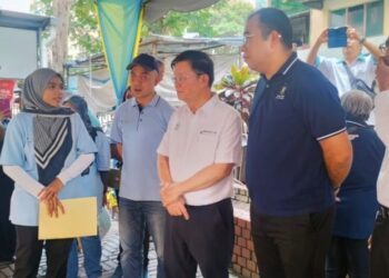 CHOW Kon Yeow (tengah) ketika mendengar taklimat mengenai keadaan terkini Rumah Pangsa Padang Tembak, di Ayer Itam, Pulau Pinang, hari ini. - UTUSAN/SAFINA RAMLI