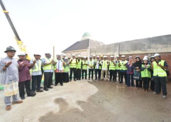 AMIN (tujuh, kiri) pada Majlis Perletakan Kubah Institut Pendidikan Tahfiz dan Turath Islami di UPSI Kampus Sultan Azlan Shah, Tanjung Malim hari ini.