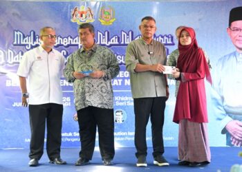 SAIFUDDIN Nasution Ismail menyerahkan Anugerah Pelajar Cemerlang SPM 2025 di Taman Sejahtera, Lunas, Kedah.