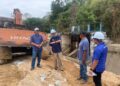KHALID Abdul Samad (dua dari kiri) sedang meninjau kawasan Projek Pembinaan Empangan Bukit Kuang,Pasir Puteh Kelantan. - UTUSAN/ROSMIZAN RESDI
