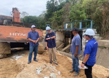 KHALID Abdul Samad (dua dari kiri) sedang meninjau kawasan Projek Pembinaan Empangan Bukit Kuang,Pasir Puteh Kelantan. - UTUSAN/ROSMIZAN RESDI