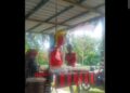 RAKAMAN live TikTok memaparkan dua suspek berpura-pura membeli makanan sebelum melarikan peti wang dan telefon bimbit milik peniaga nasi bajet di Lebuh Meru Raya, Ipoh hari ini.