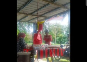 RAKAMAN live TikTok memaparkan dua suspek berpura-pura membeli makanan sebelum melarikan peti wang dan telefon bimbit milik peniaga nasi bajet di Lebuh Meru Raya, Ipoh hari ini.