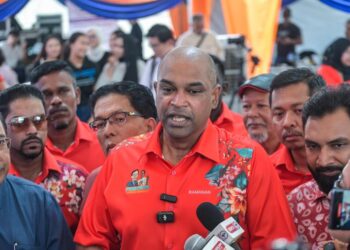 RAMANAN Ramakrishnan ketika ditemui pemberita pada Program Sumbangan Pelajar Cemerlang SPM 2025 di Dewan Serbaguna Seksyen 7 Kota Damansara di sini, hari ini. - UTUSAN/SYAKIR RADIN