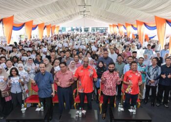 RAMANAN Ramakrishnan ketika bergambar bersama kesemua penerima sumbangan pada Program Sumbangan Pelajar Cemerlang SPM 2025 di Dewan Serbaguna Seksyen 7 Kota Damansara di sini, hari ini. - UTUSAN/SYAKIR RADIN