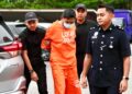 MOHD. Faizal Fauzi (tengah) semasa dibawa ke Mahkamah Sesyen Kuala Terengganu. - UTUSAN/PUQTRA HAIRRY