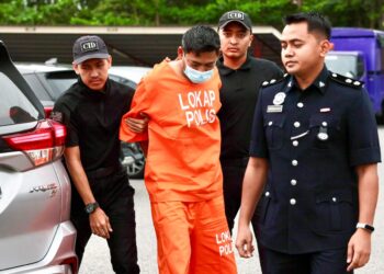 MOHD. Faizal Fauzi (tengah) semasa dibawa ke Mahkamah Sesyen Kuala Terengganu. - UTUSAN/PUQTRA HAIRRY