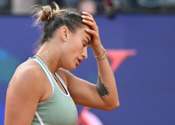 Aryna Sabalenka menunjukkan reaksi ketika menentang pemain Romania, Sorana Cirstea pada kejohanan tenis Terbuka Rome di Foro Italico, minggu lalu - AFP